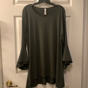 ZENANA OUTFITTERS TUNIC/TOP DARK CHARCOAL GRAY HI-LO BELL SLEEVES KNIT SZ 1X
